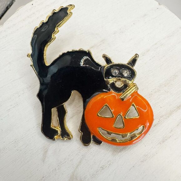 Halloween Spooky Black Cat With Jack O Lantern Pumpkin Brooch Pin Enamel Kitschy - Picture 1 of 10